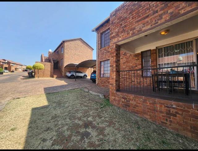 2 BEDROOM TOWNHOUSE FOR SALE IN SOUTH CREST